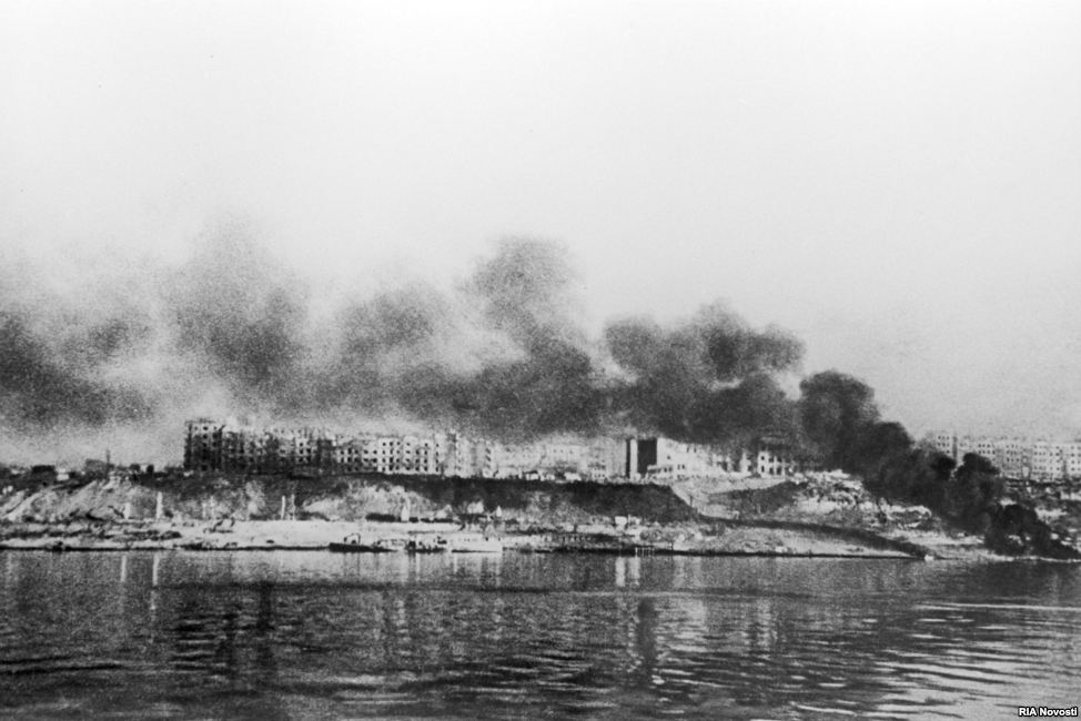Stalingrad-burning_View-of-from-across-the-Volga-River.jpg