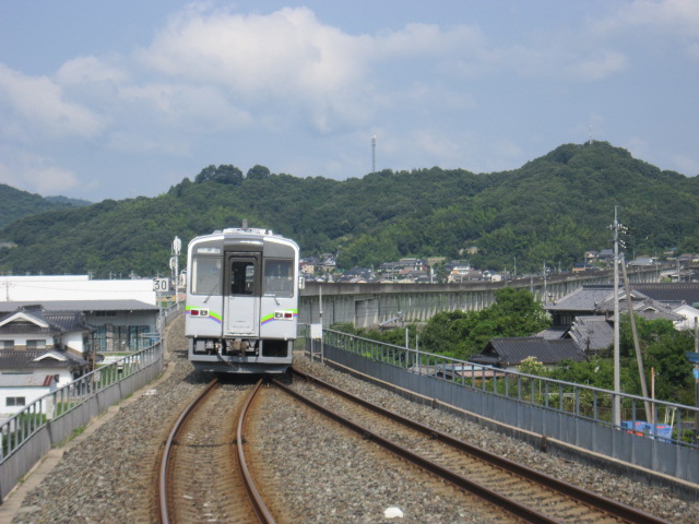 三谷駅を出る列車