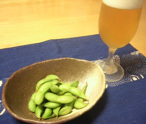 Beer_and_edamame_(boild_green_soybeans).jpg
