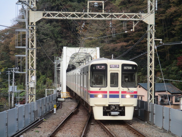 高尾山口駅に進入する9000系