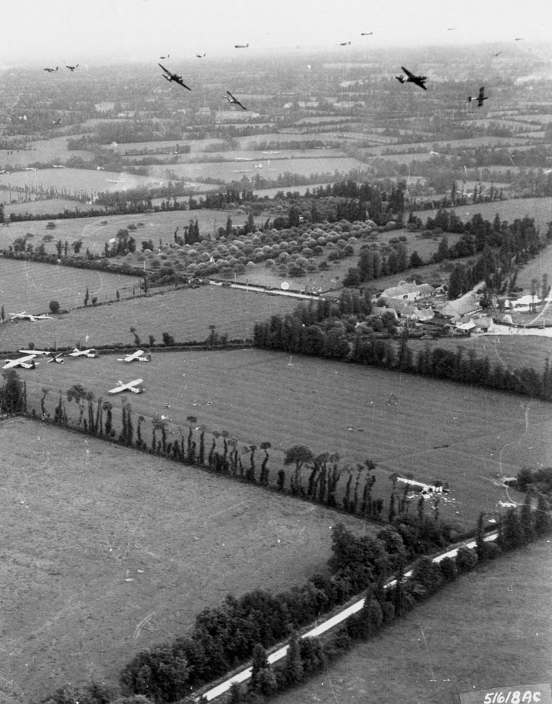 800px-US_glider_reinforcements_arrive_on_D-Day_1944.jpg