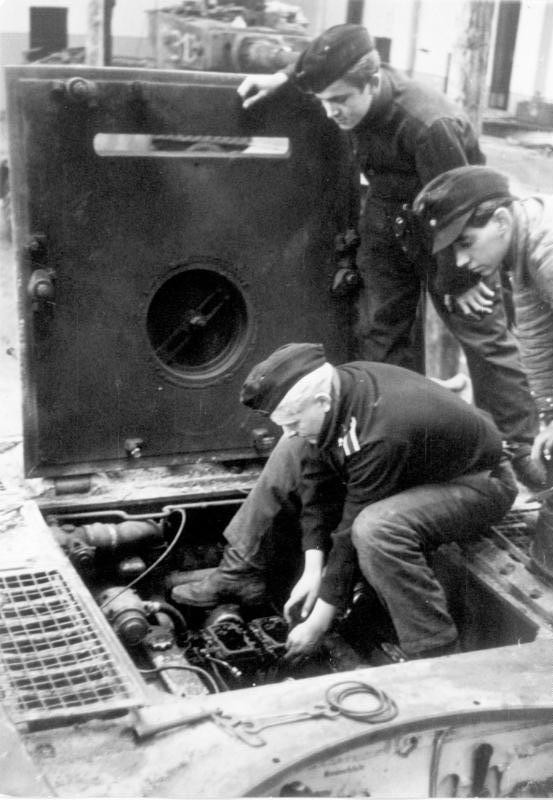 Bundesarchiv_Bild_101I-278-0874-32_Russland_Reparatur_eines_Panzer_VI_Tiger_I.jpg