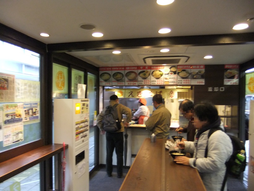 えきそば＠JR姫路駅７・８番線ホームの店内20140108.JPG
