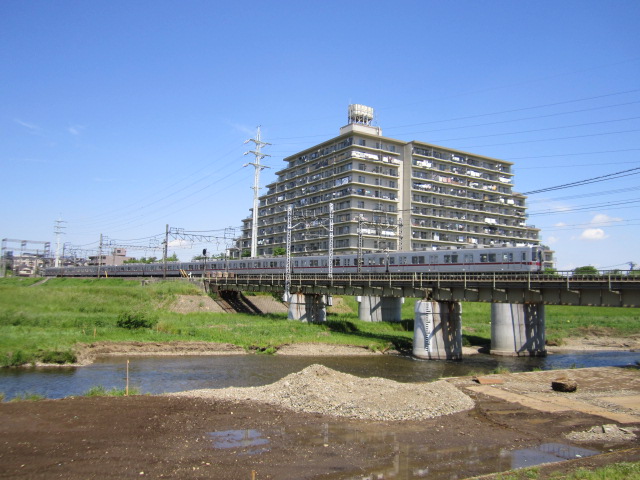 柳瀬川を渡る東武10030系