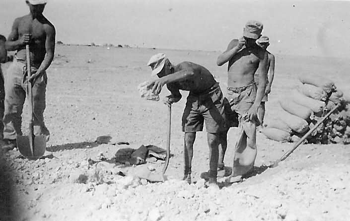 Afrika_korps_soldiers_filling_sandbags_in_desert.jpg