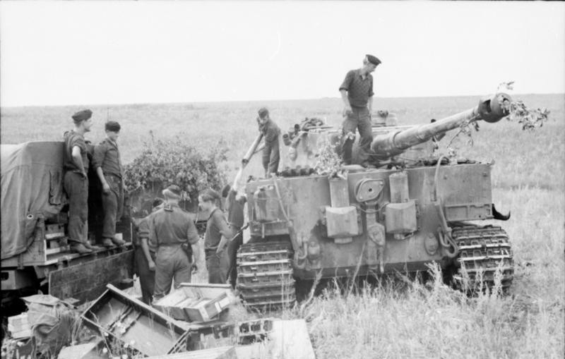 Bundesarchiv_Bild_101I-022-2948-27_Russland_Panzer_VI_Tiger_I_Munition.jpg