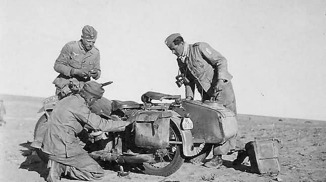 Luftwaffe_afrika_korps_soldiers_working_on_motorcycle.jpg