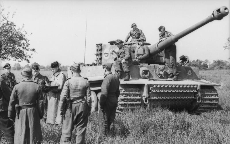 Bundesarchiv_Bild_101I-299-1805-02_Nordfrankreich_Soldaten_vor_Panzer_VI_Tiger_I.jpg