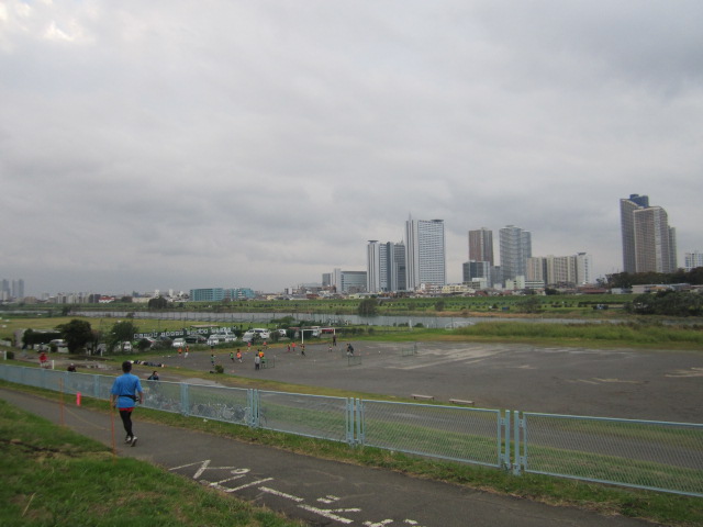多摩川でスポーツをする人