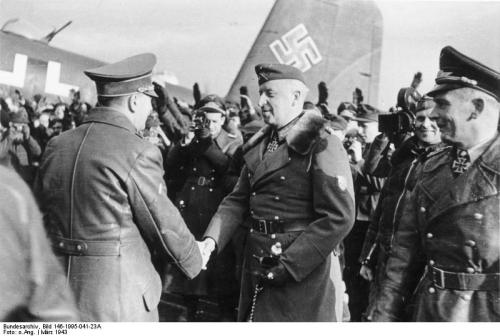 Bundesarchiv_Bild_146-1995-041-23A,_Ostfront,_Adolf_Hitler,_Erich_v__Manstein.jpg