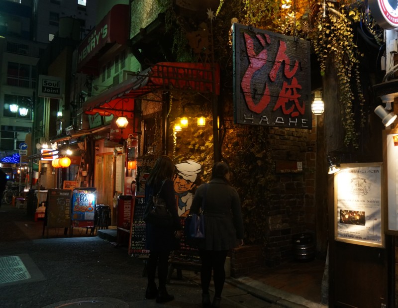 ６．新宿三丁目：末広通り裏道-38D 1611qt.jpg