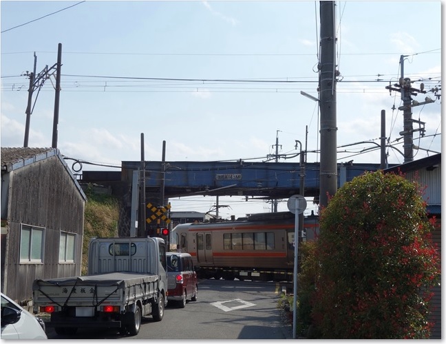 111JRの踏切です