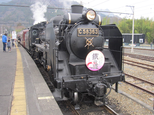 三峰口駅でのパレオエクスプレス