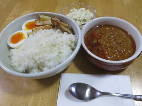 鳥肌の立つカレー_半熟卵ポテト付.JPG