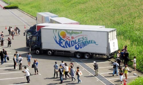 ENDLESS SUMMER 日産スタジアムとツアートラック 4.JPG