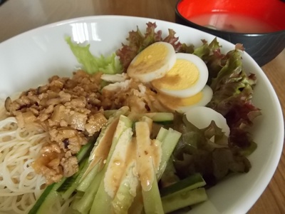 朝食　肉そぼろぶっかけそうめん＆しじみ汁.JPG