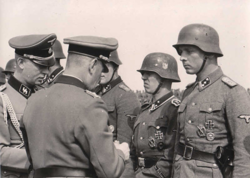 Das Reich award ceremony 20 April 1943f.jpg