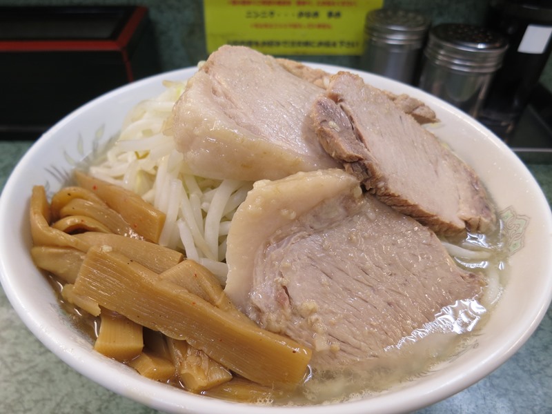 20161017_ラーメン二郎新宿小滝橋通り店 - ぶた入りラーメンに自家製めんま.JPG