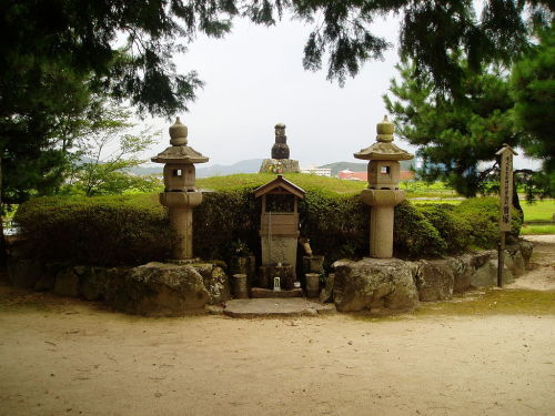 清水長左衛門尉宗治 首塚.JPG