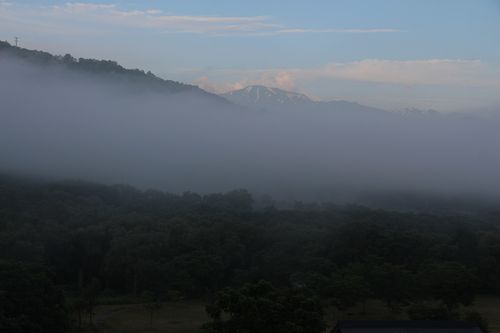 80214朝霧の飯豊山500.jpg