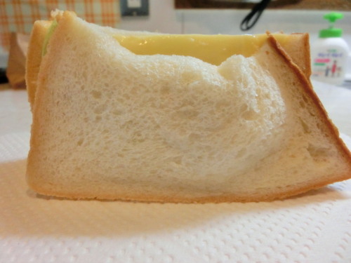 コパン　モンマルトル　クリームチーズとパストラミビーフ　側面.jpg
