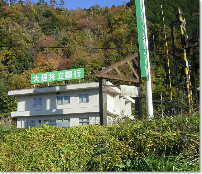 05線路の向こうに大垣共立銀行