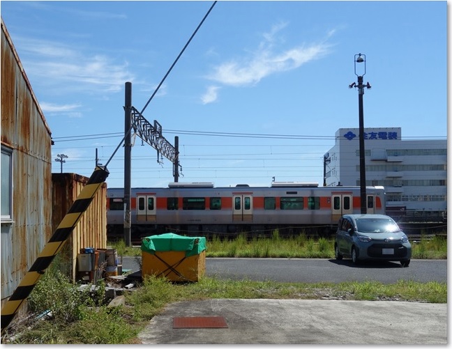 10すぐ左には関西本線