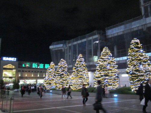 新宿駅南口とクリスマスツリー