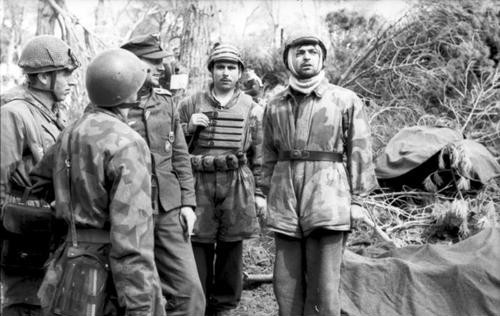 Bundesarchiv_Bild_101I-578-1931-08A_2C_Italien_2C_Fallschirmj_C3_A4ger_im_Wald.jpg