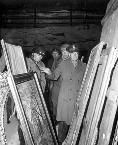dwight-d-eisenhower-bei-der-inspektion-eines-depots-am-12-april-19451.jpg
