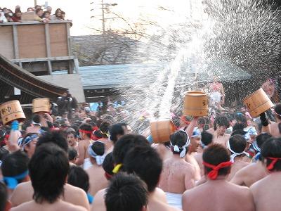 手桶隊もおもいっきり水をまいています.jpg
