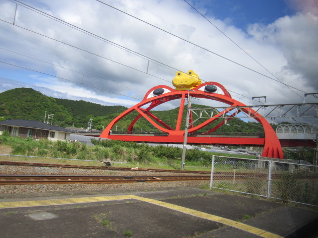 印南駅でのカエルの形をした陸橋