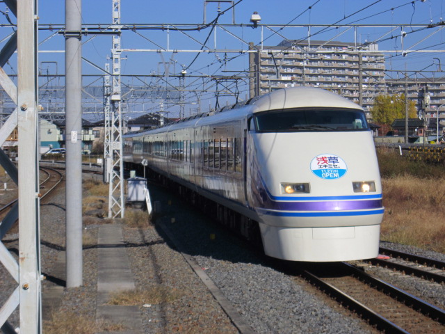 栗橋駅を通過するスペーシア