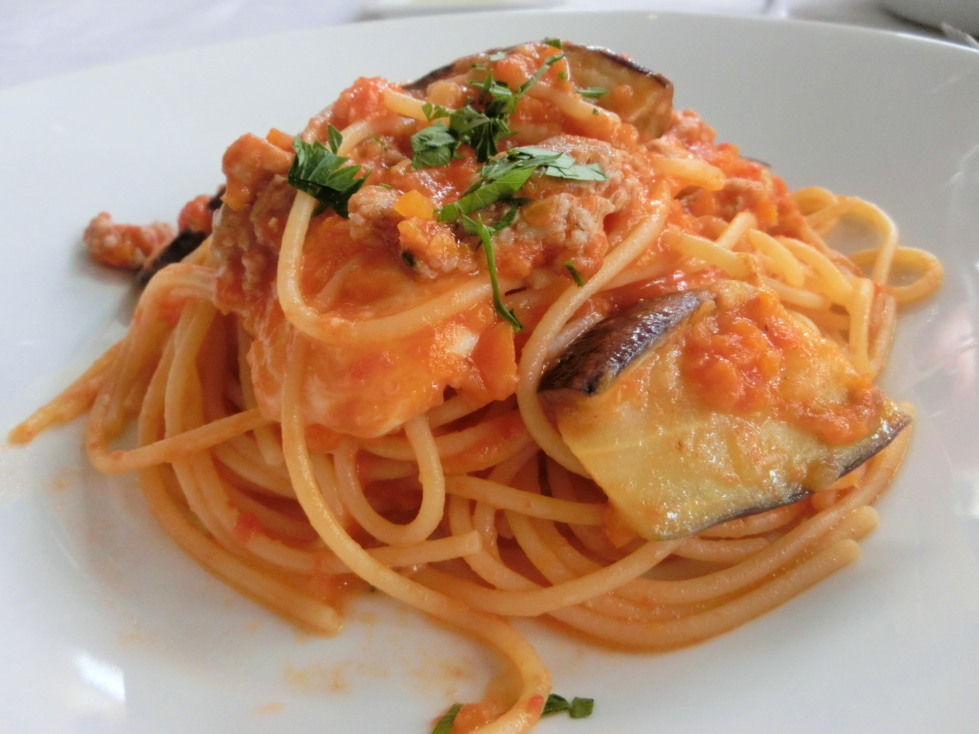 ＤＡＺＺＬＥ　茄子とサルシッチャ・ソーセージのスパゲッティーニ　モッツァレラとトマトソース.jpg