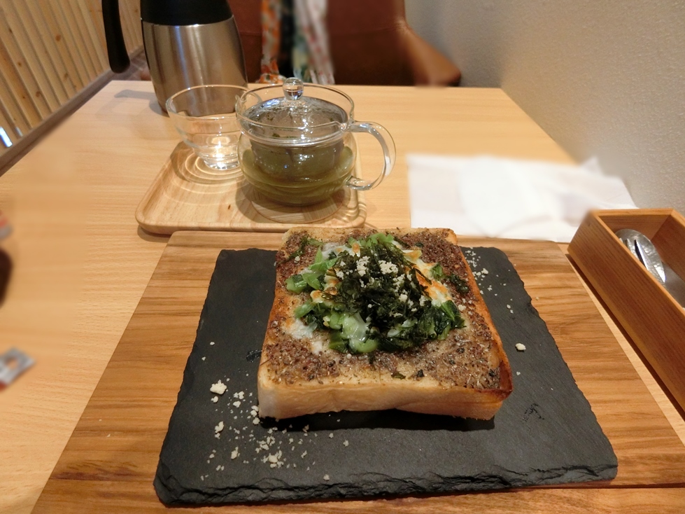 茶寮ベーカリー　静岡　若葉積み・煮干しバター＆高菜チーズ.JPG