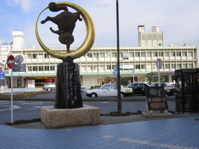 木更津駅前の逆さ狸「きぬ太くん」