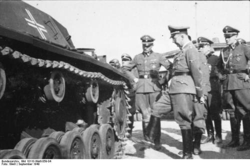 Bundesarchiv_Bild_101III-Weill-059-04,_Metz,_Heinrich_Himmler_neben_Panzer.jpg