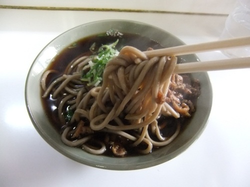 立ち食いそば屋のかしわそば２（クイズ用）.JPG