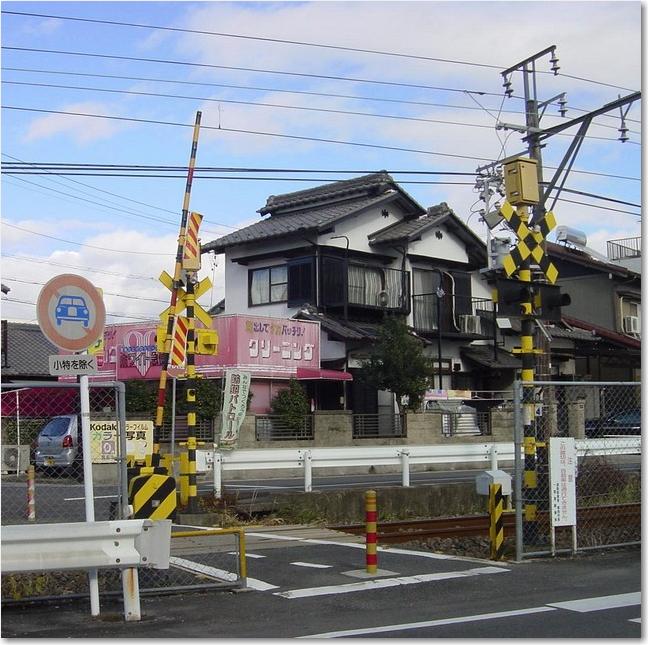 05田舎の踏切.JPG