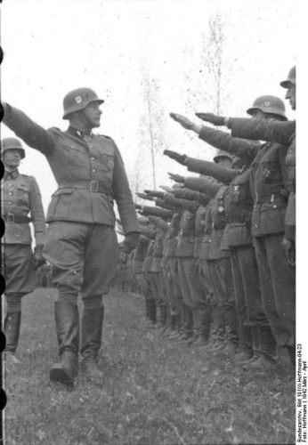 414px-Bundesarchiv_Bild_101III-Hoffmann-04-23,_Waffen-SS-Div___Das_Reich_,_Russland.jpg