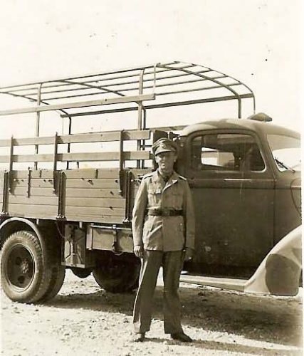 Luftwaffe_afrika_korps_officer_posed_by_4x4_lkw_truck.jpg