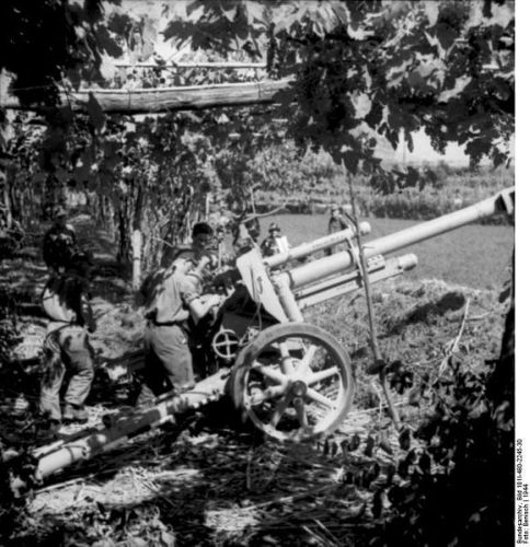 580px-Bundesarchiv_Bild_101I-480-2245-30,_Italien,_Artillerie.jpg