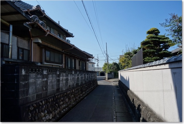 45路地の先に架道橋