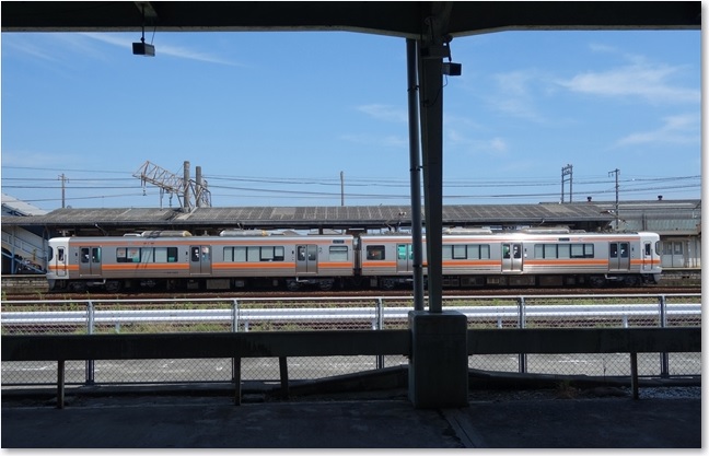 148_2両編成が停まっています