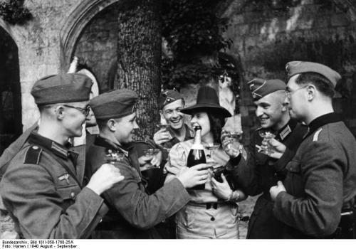 french-girl--german-officers-bundesarchivbild101i-058-1760-25afrankreichdeutschebesatzung.jpg