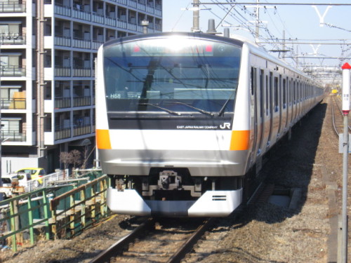 日野駅を出るE233系