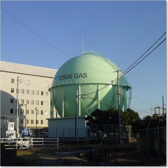 54目の前にガスタンク