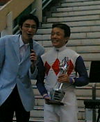東川Ｊにインタビューする長谷川満さん