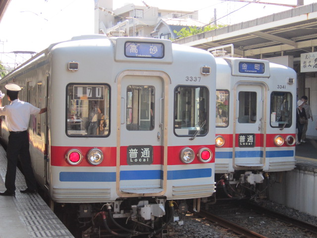 柴又駅で行き違う金町線3300系