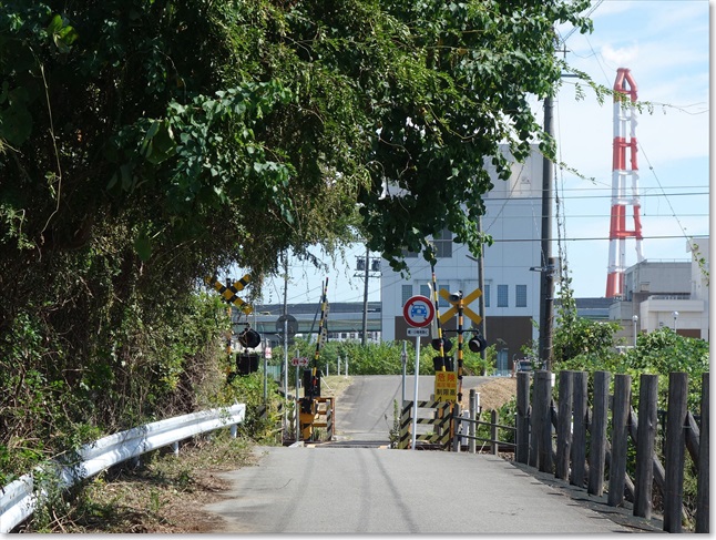 91行く手には関西線の踏切